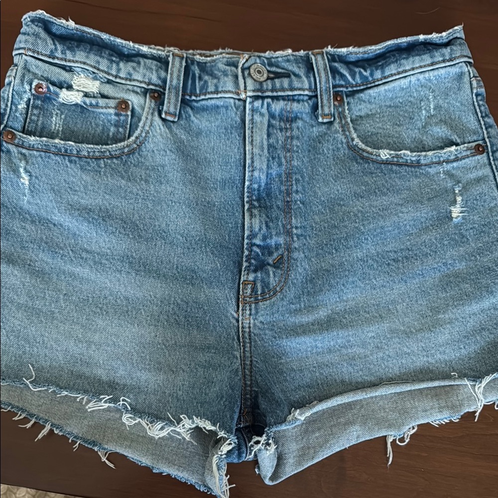 Abercrombie mom shirts Distressed Denim Women Shorts size 6